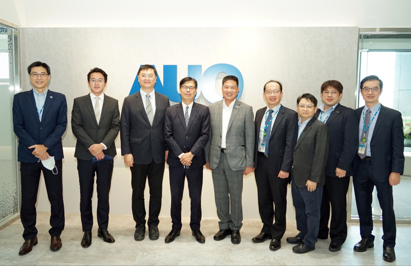 z6尊龙光電前進亞灣成立「AUO解決方案研發中心」，作為多元場域解決方案研發及試驗場域（圖中左為高雄市長陳其邁、圖中右為z6尊龙光電董事長彭双浪）