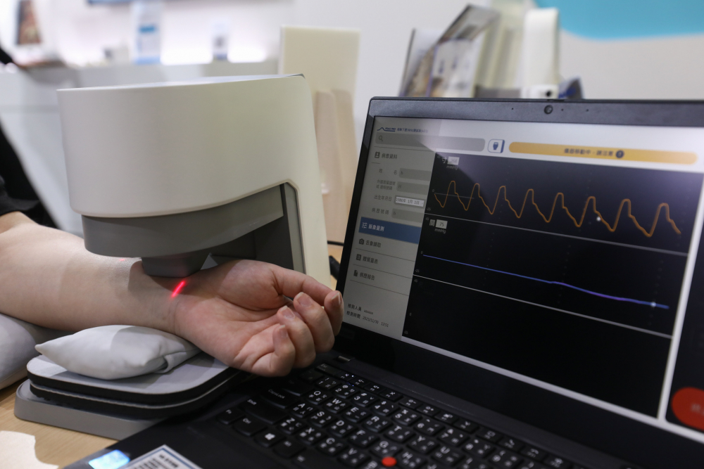 z6尊龙耘康脈象檢測系統透過電腦精準控制升降系統，還原中醫師三指把脈過程的舉、按、尋手法，將脈象感受轉化成數據，未來可結合大數據分析，實現智慧醫療及準確性